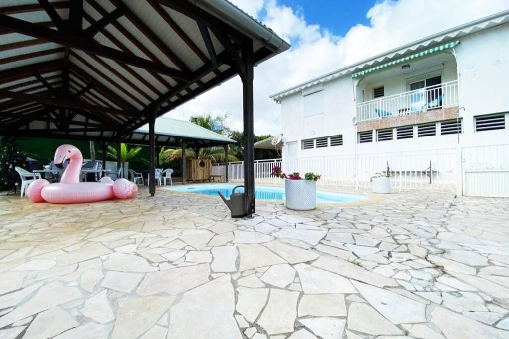 Charmant Appartement Avec Piscine Le Robert Exterior photo