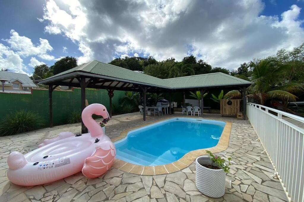 Charmant Appartement Avec Piscine Le Robert Exterior photo